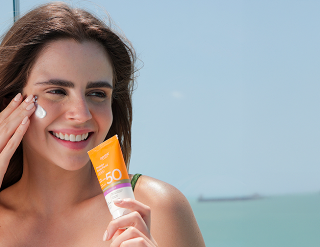 Quanto de protetor solar usar no rosto? Veja a quantidade correta e como aplicar.